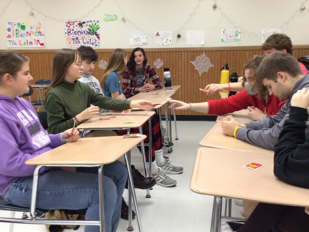 Spanish 4 students playing Apples to Apples
