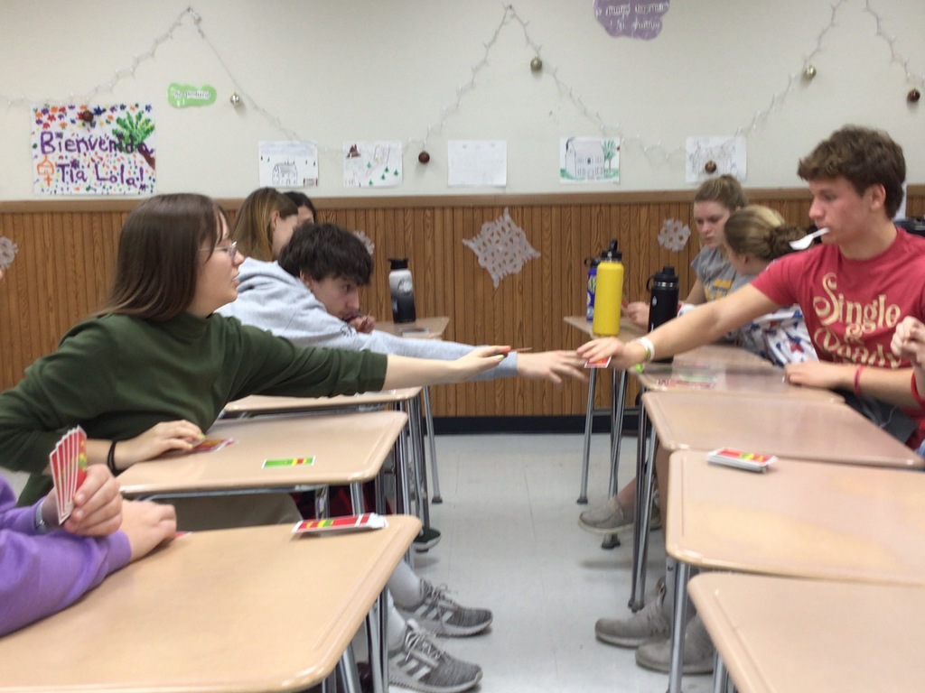Spanish 4 students playing Apples to Apples