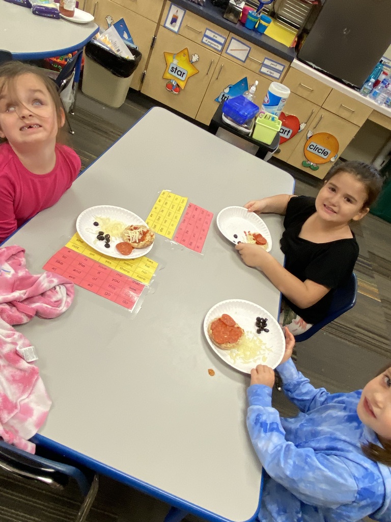 kids making pizza