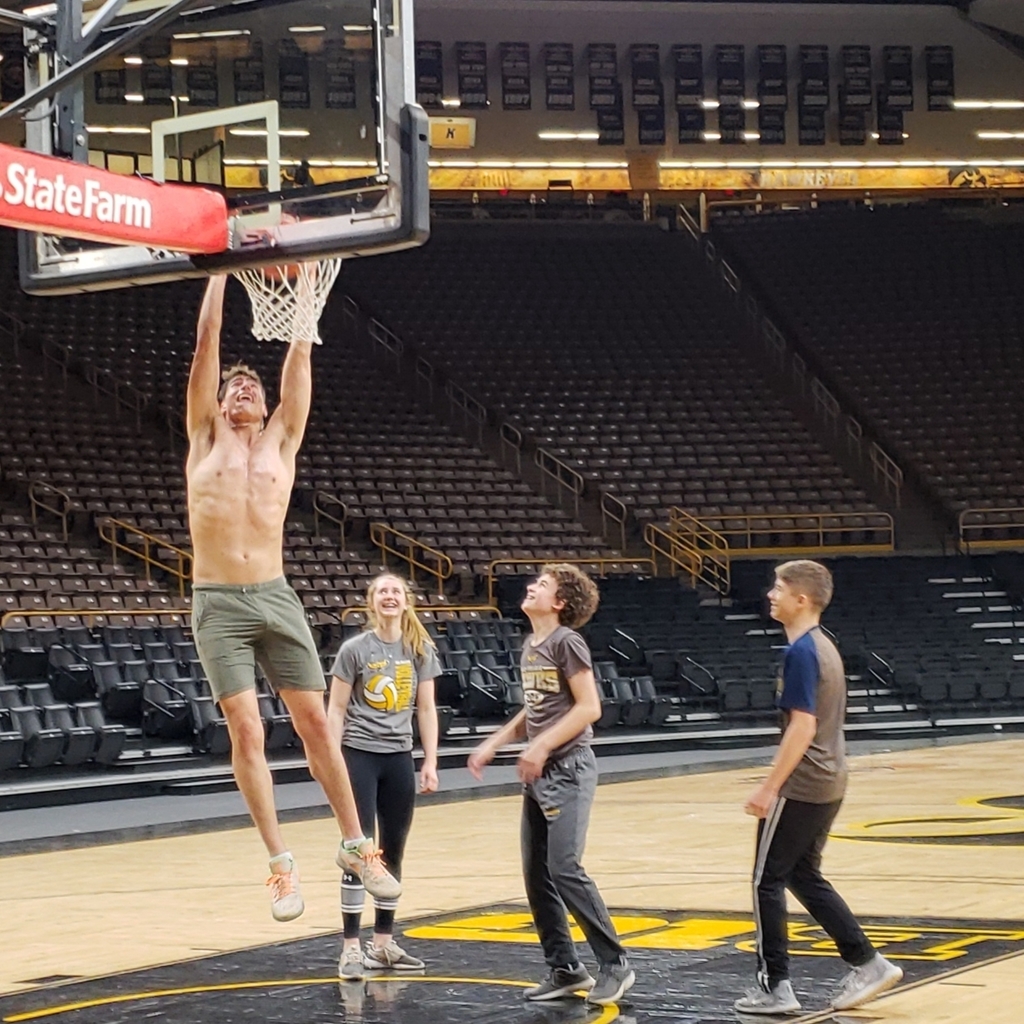 Luka Garza dunks on 3 MPHS students