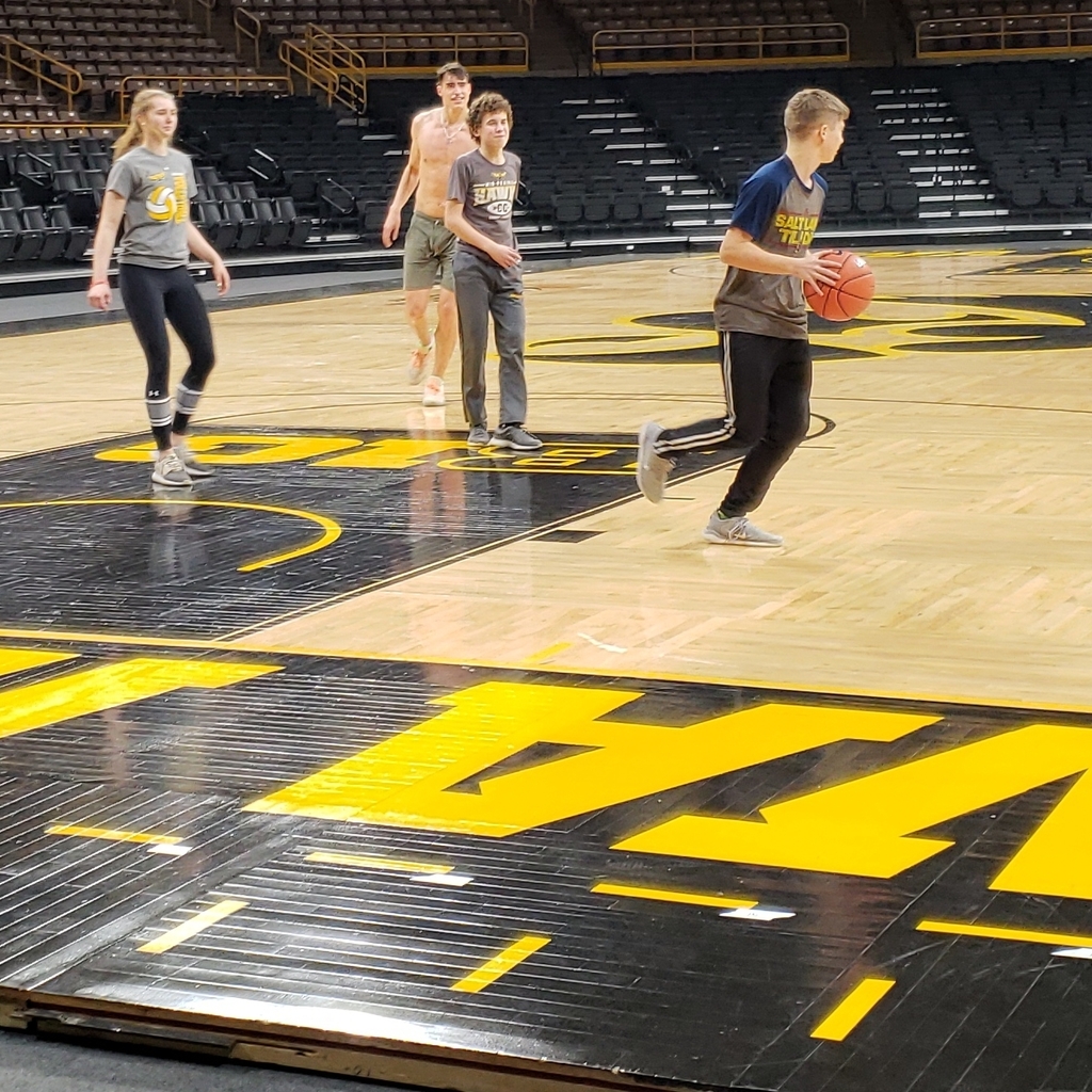 Students play 3 on 1 with Hawkeye Luka Garza