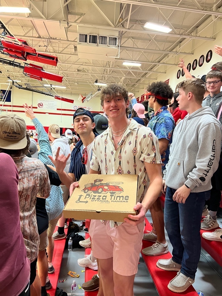 kids standing with a pizza