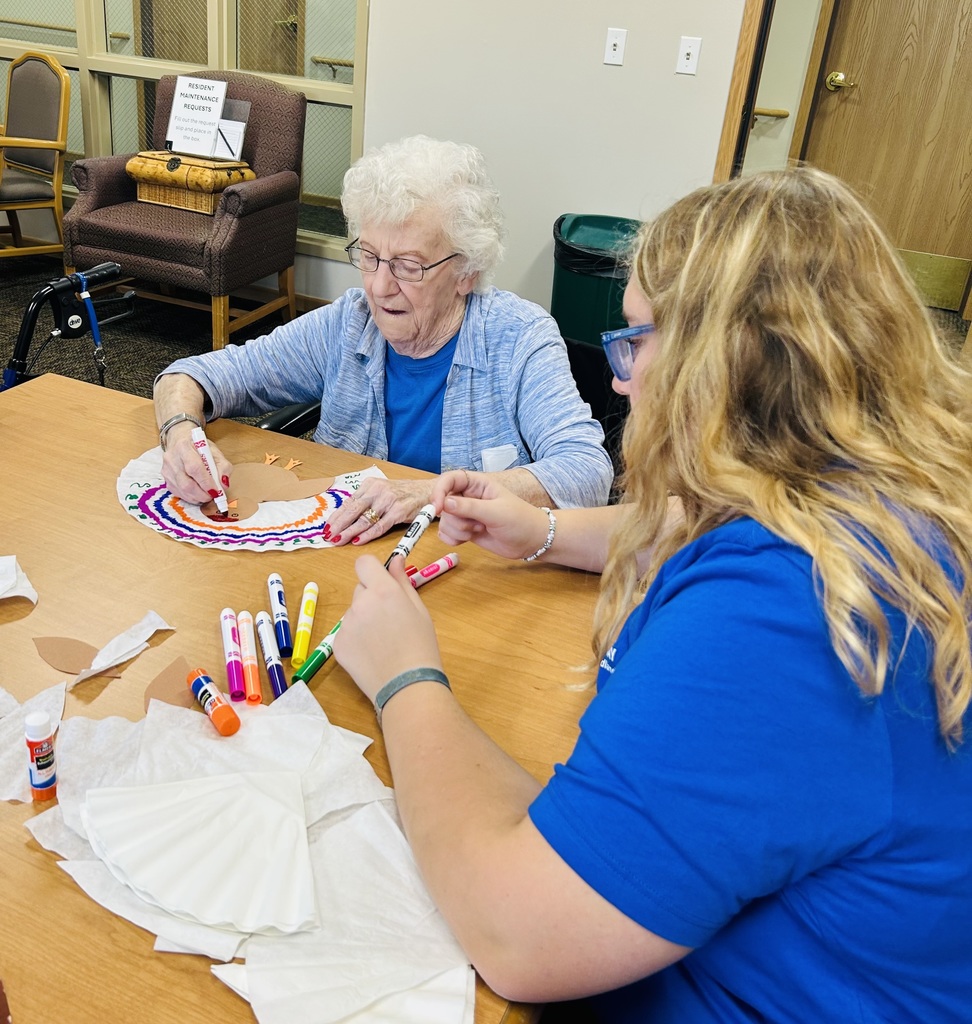 Woman sitting at tabel