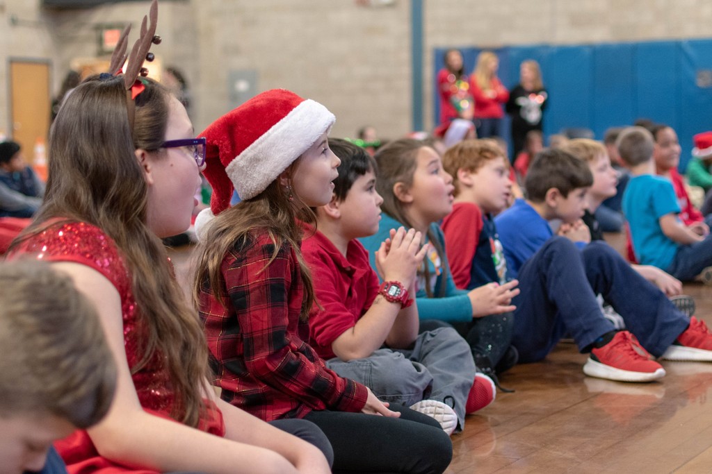 2nd grade audience singing along