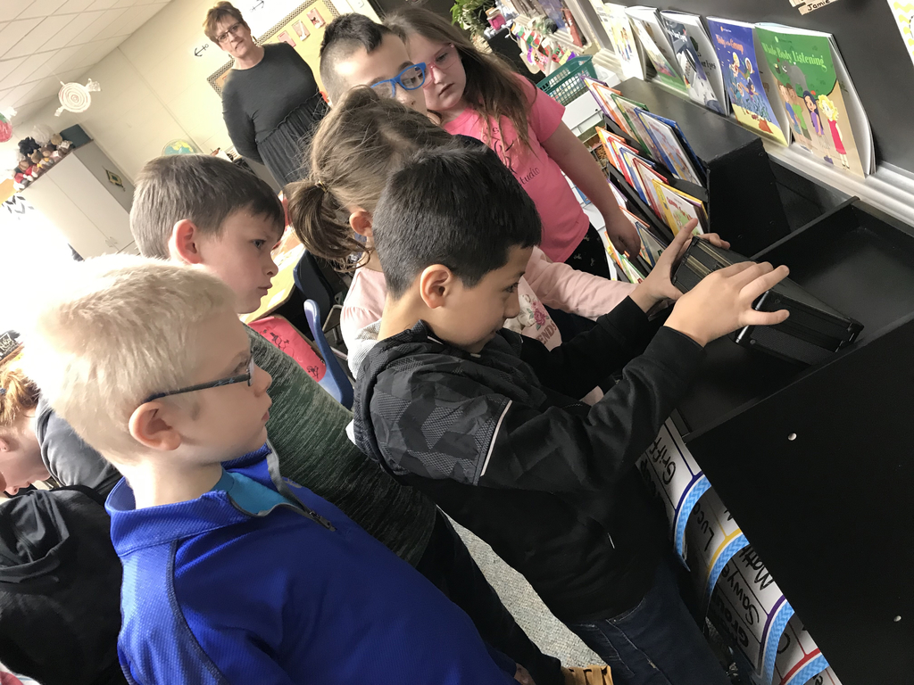 MP Learning Design Coach @FrankSlabaugh welcomed back students after Winter Break with a fun loving @breakoutEDU adventure building trust, working together, taking turns & solving clues to discover the treasure inside...Packer and sweet treats @ MP East! #mphawks