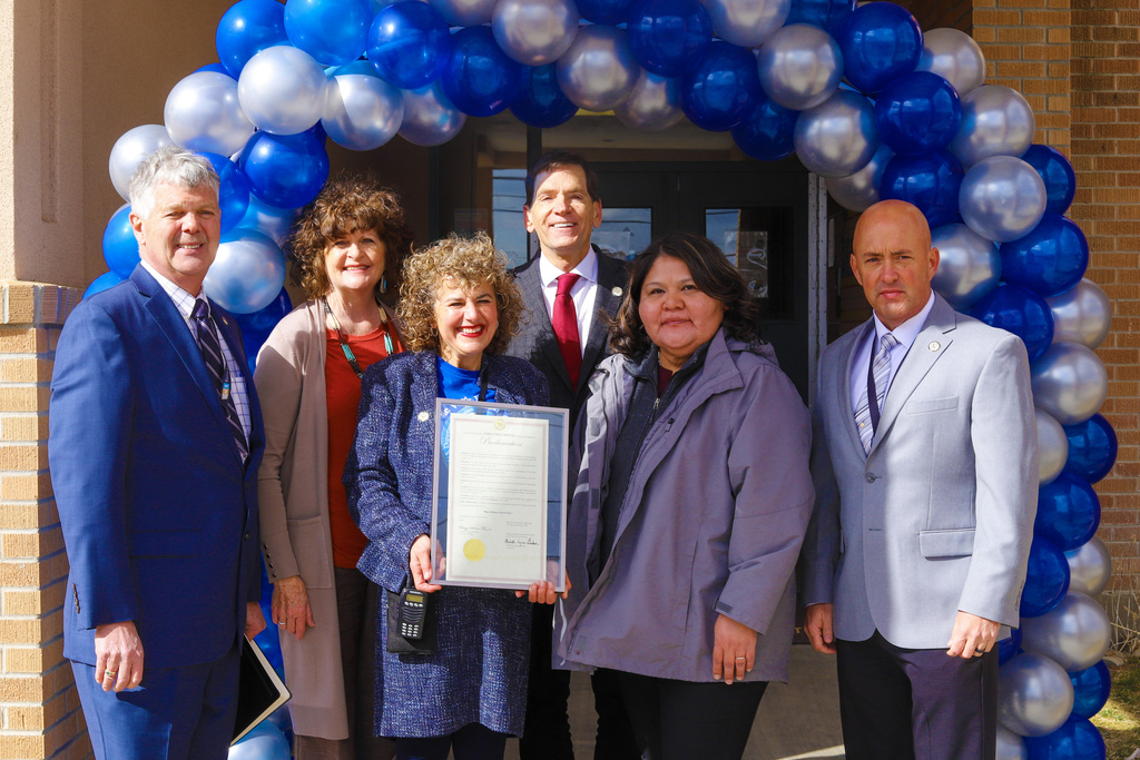 New Mexico education secretary honors Mesa Verde Elementary .