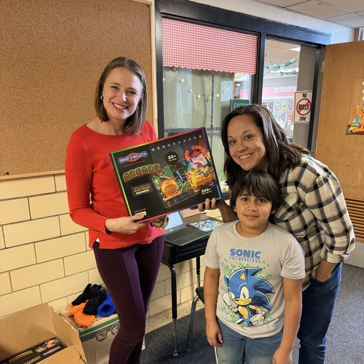 4th grade received a generous donation of Snap Circuits