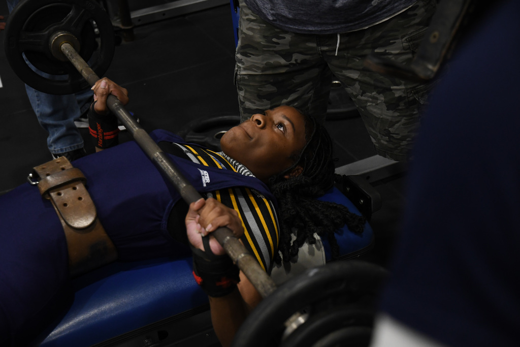 girls powerlifting squat