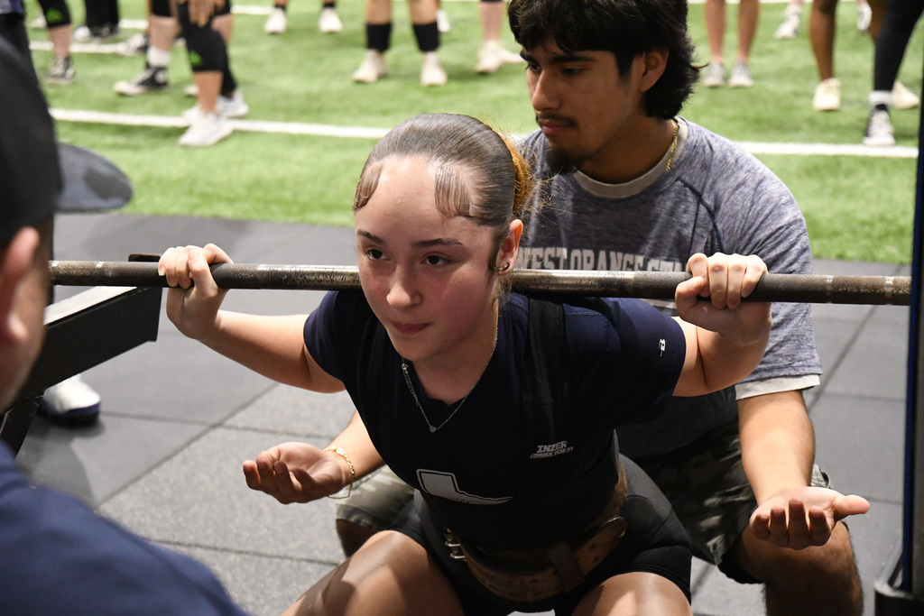 girls powerlifting squat