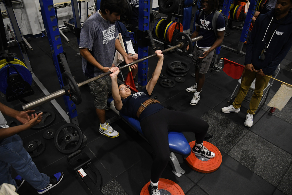 girls powerlifting squat
