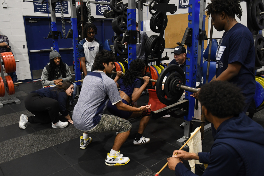 girls powerlifting squat