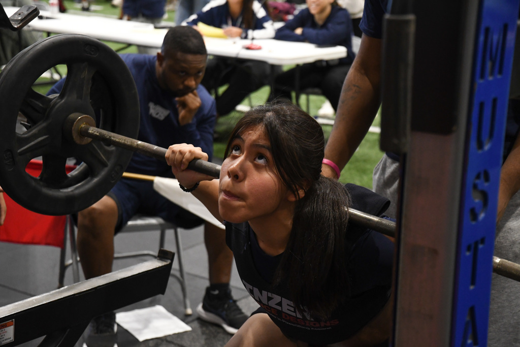 girls powerlifting squat