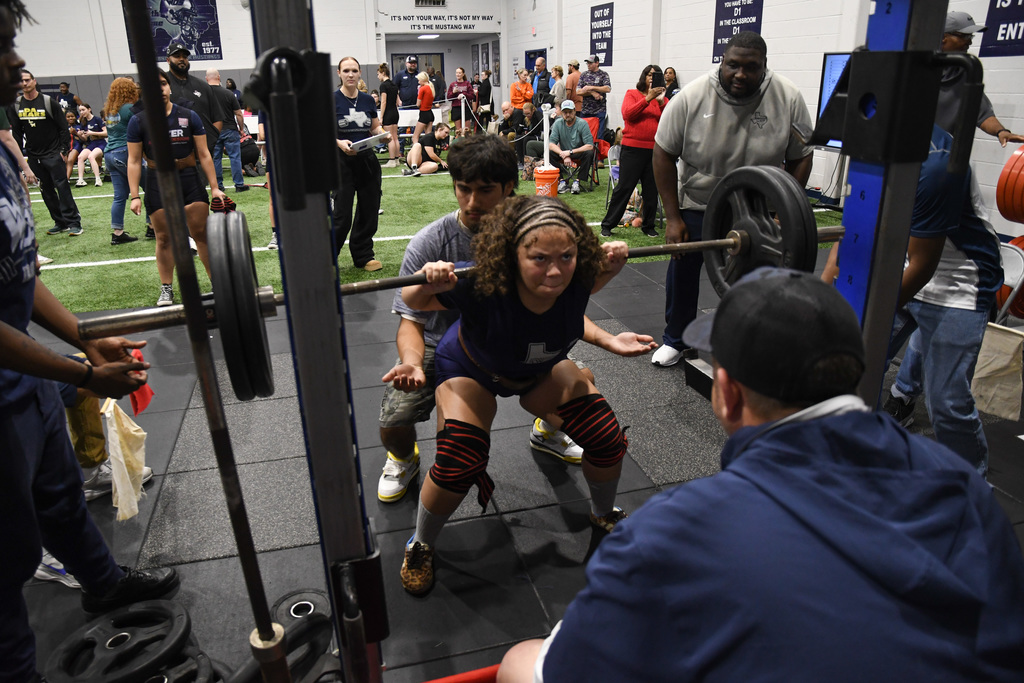 girls powerlifting squat