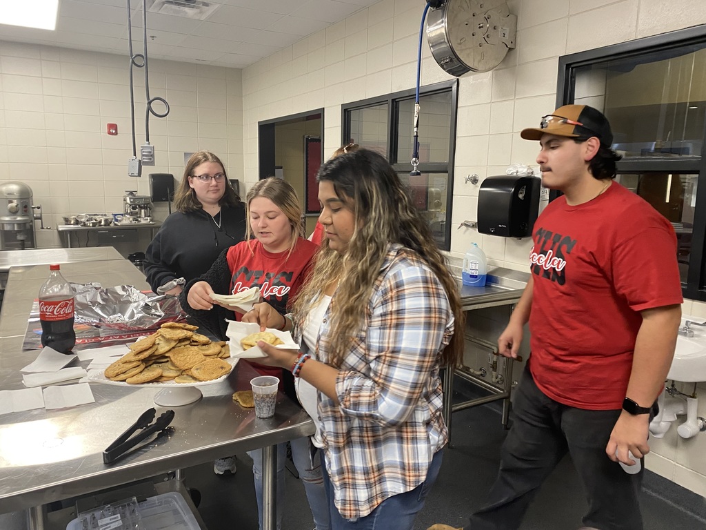 Students getting snacks before the meeting