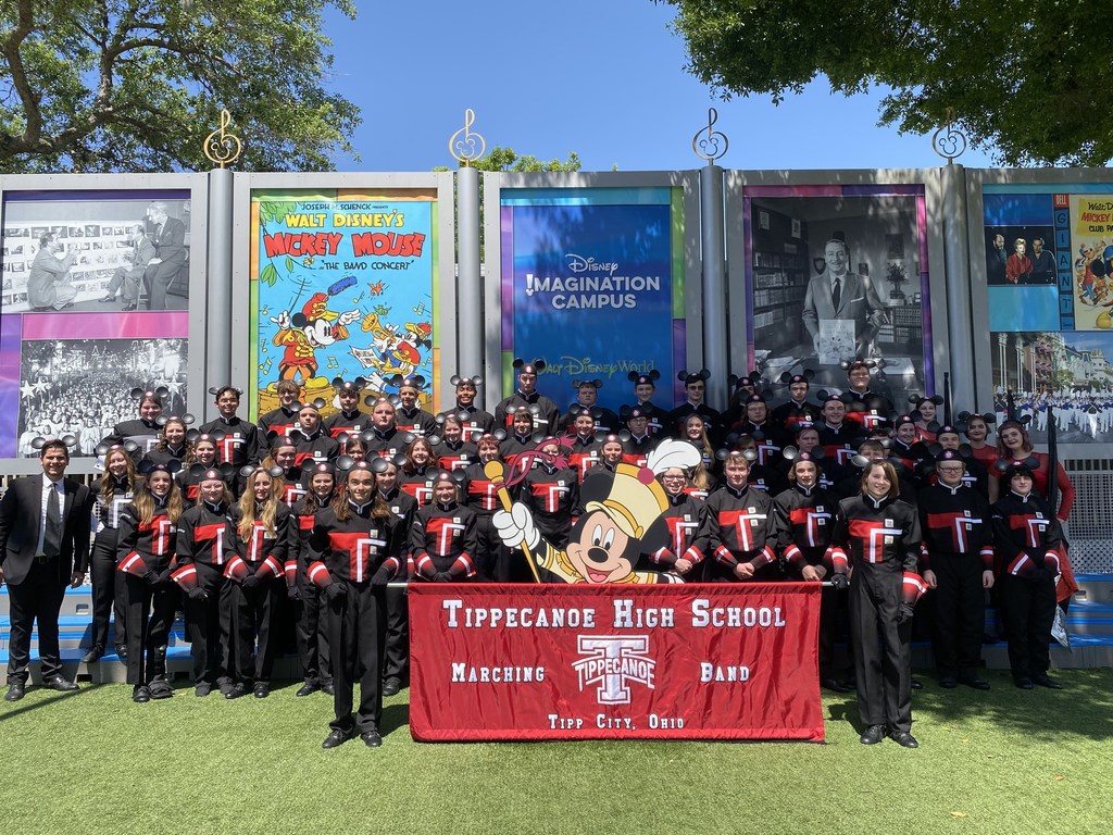 Group photo of THS Band at Disney World