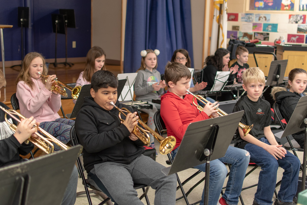 Trumpet players concentrating