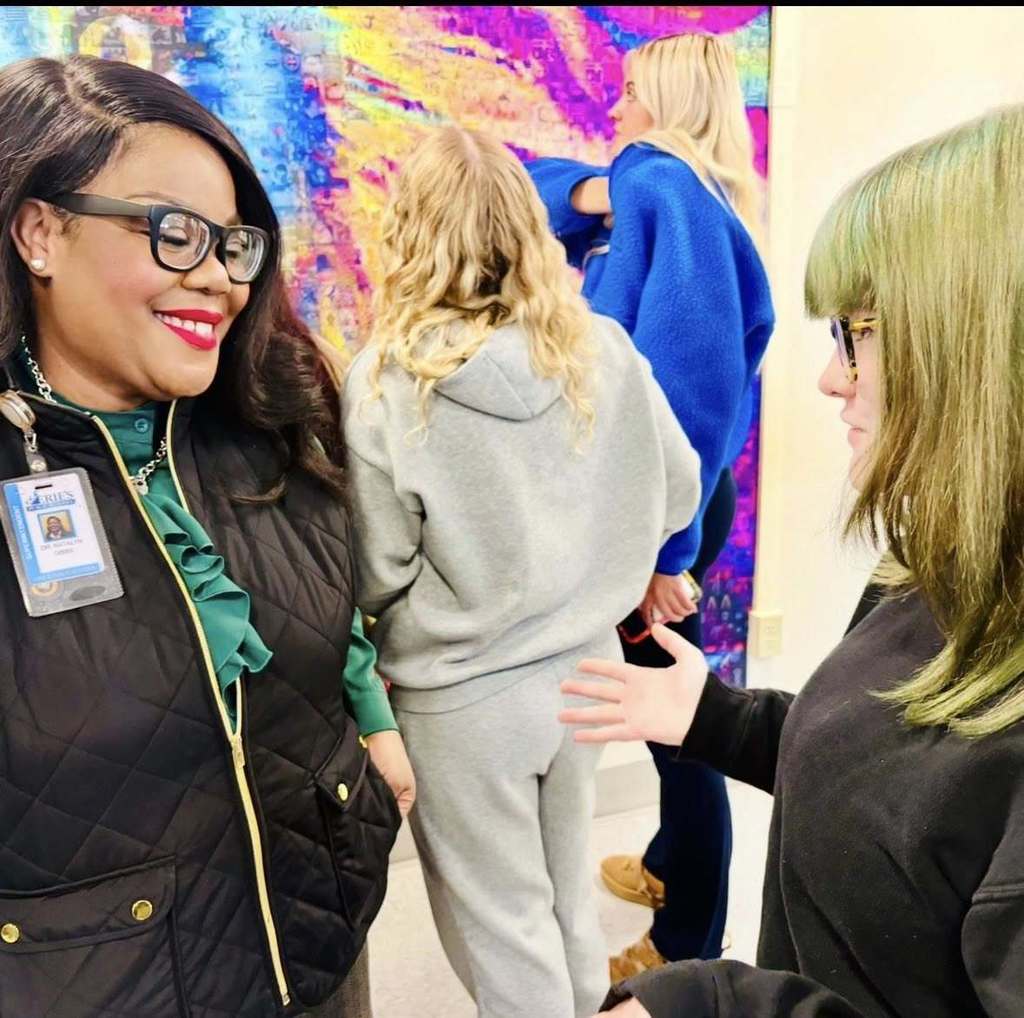 Woemn and young girl talking.