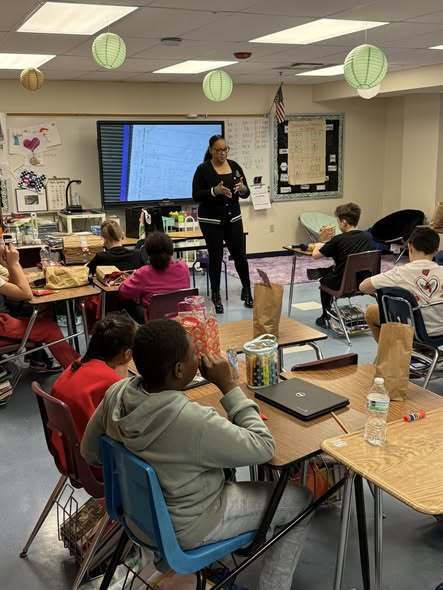 A women talking to kids in a classroom.