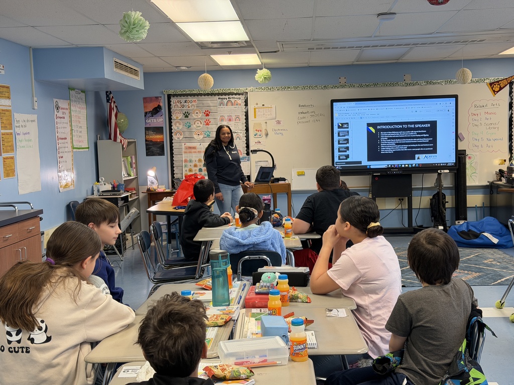 A women speaking to a classroom.