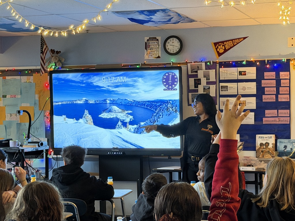 A women speaking to a classroom.