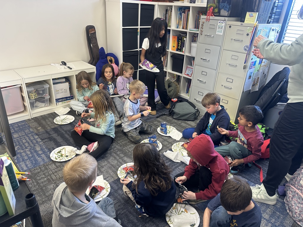 children eating walking tacos