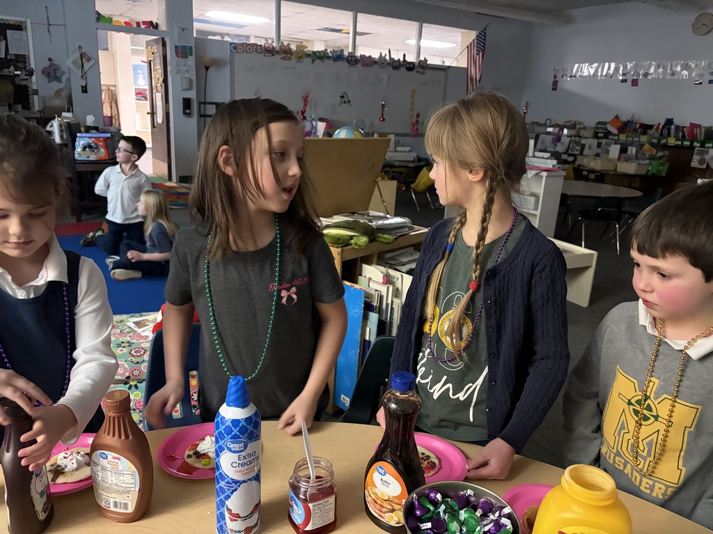 Kindergarten class discussing the topping options