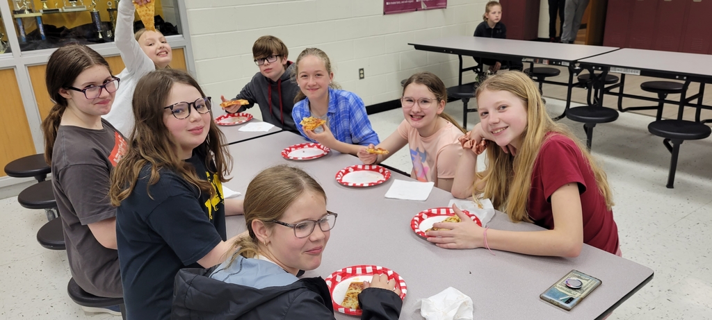 6th graders enjoying their pizza 🍕
