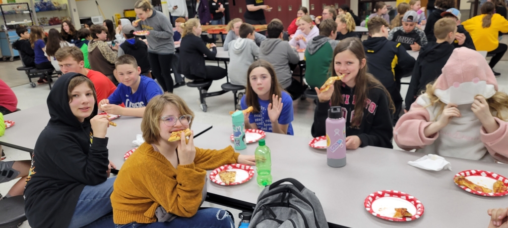 6th graders enjoying their pizza 🍕