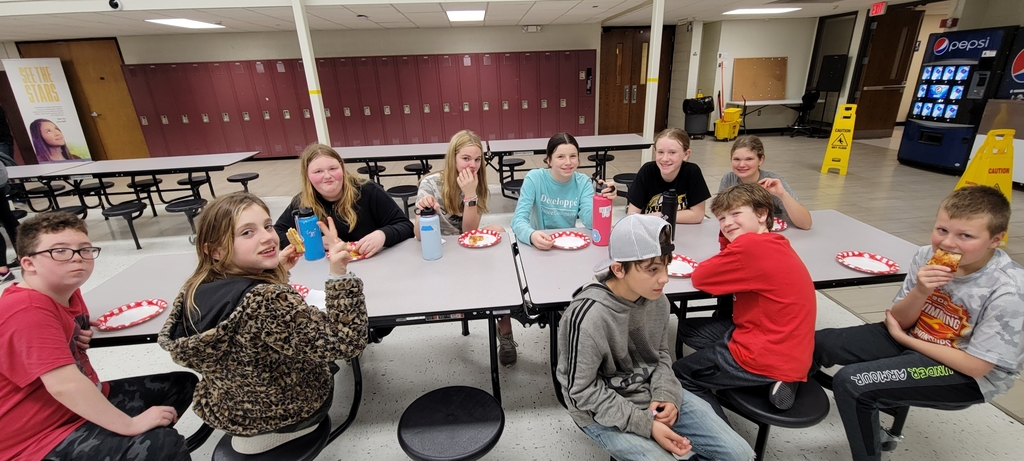 6th graders enjoying their pizza 🍕
