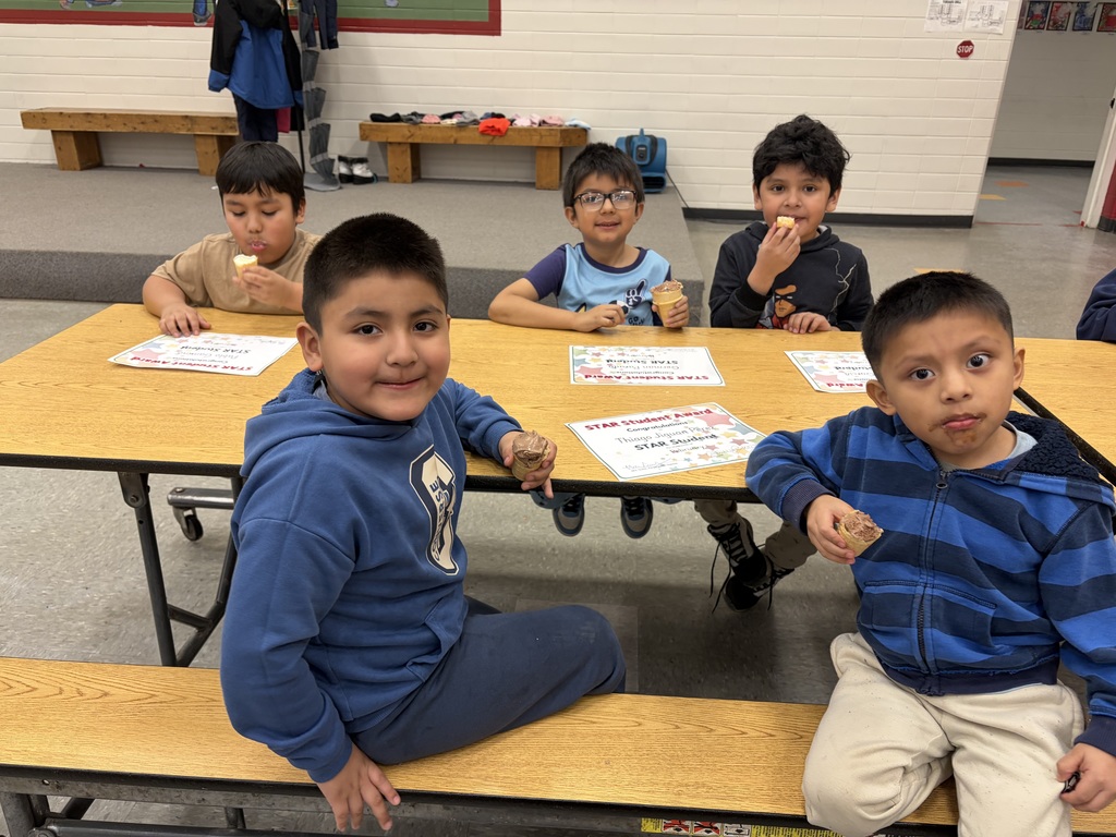 Ice cream party of elementary students 4