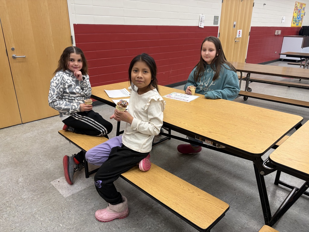 Ice cream party of elementary students 2