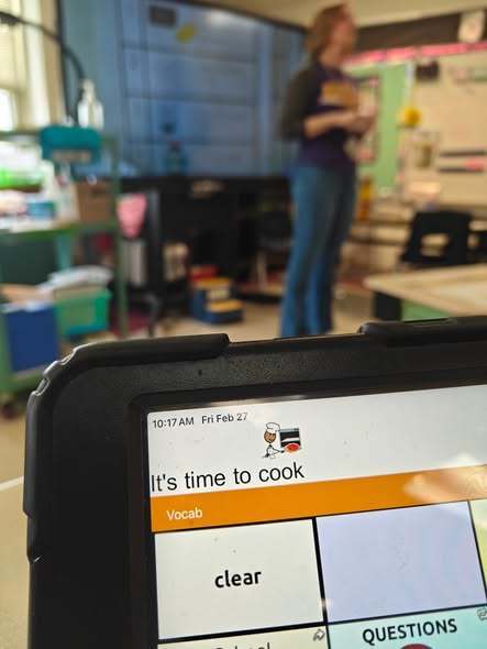 A screen that says It's time to cook.