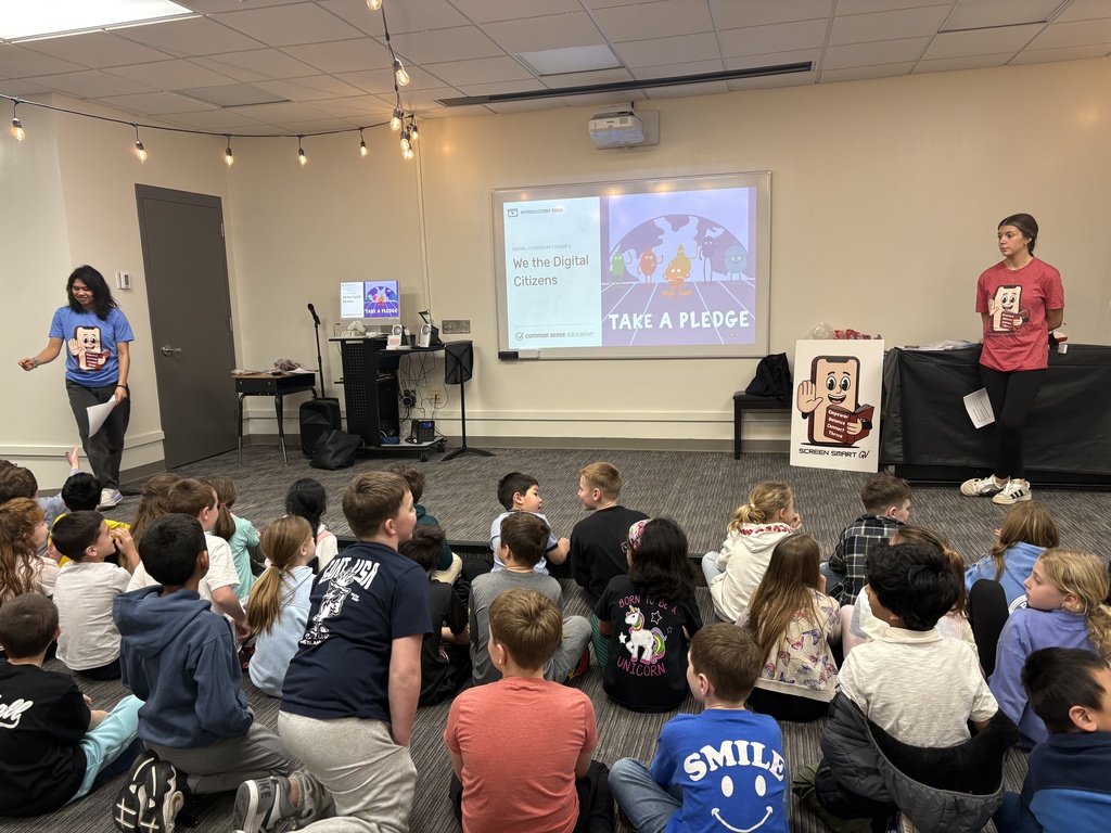 2nd grade students taking the pledge to be a good digital citizen.