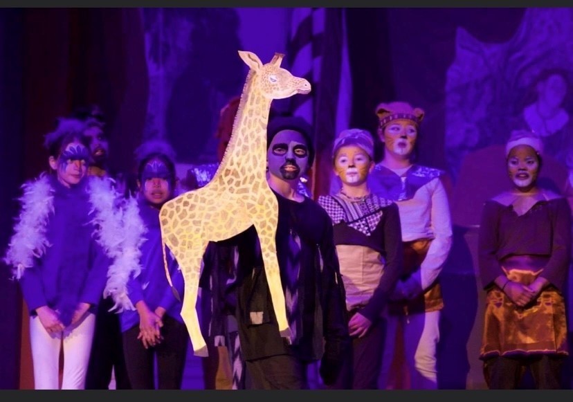 Children dressed as giraffe dances on stage