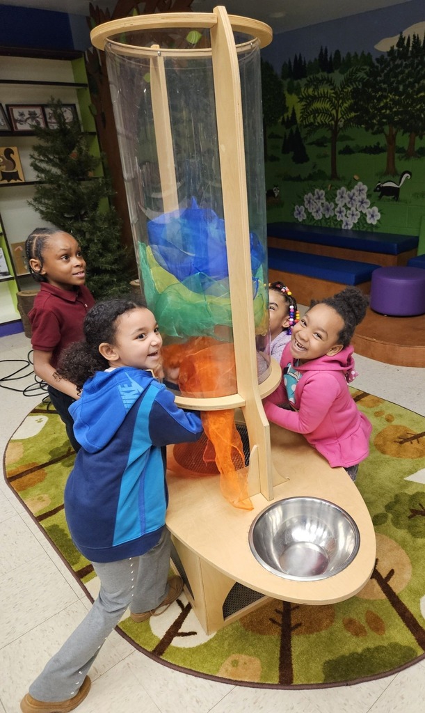 Kids playing with fabric and a tunnel. 