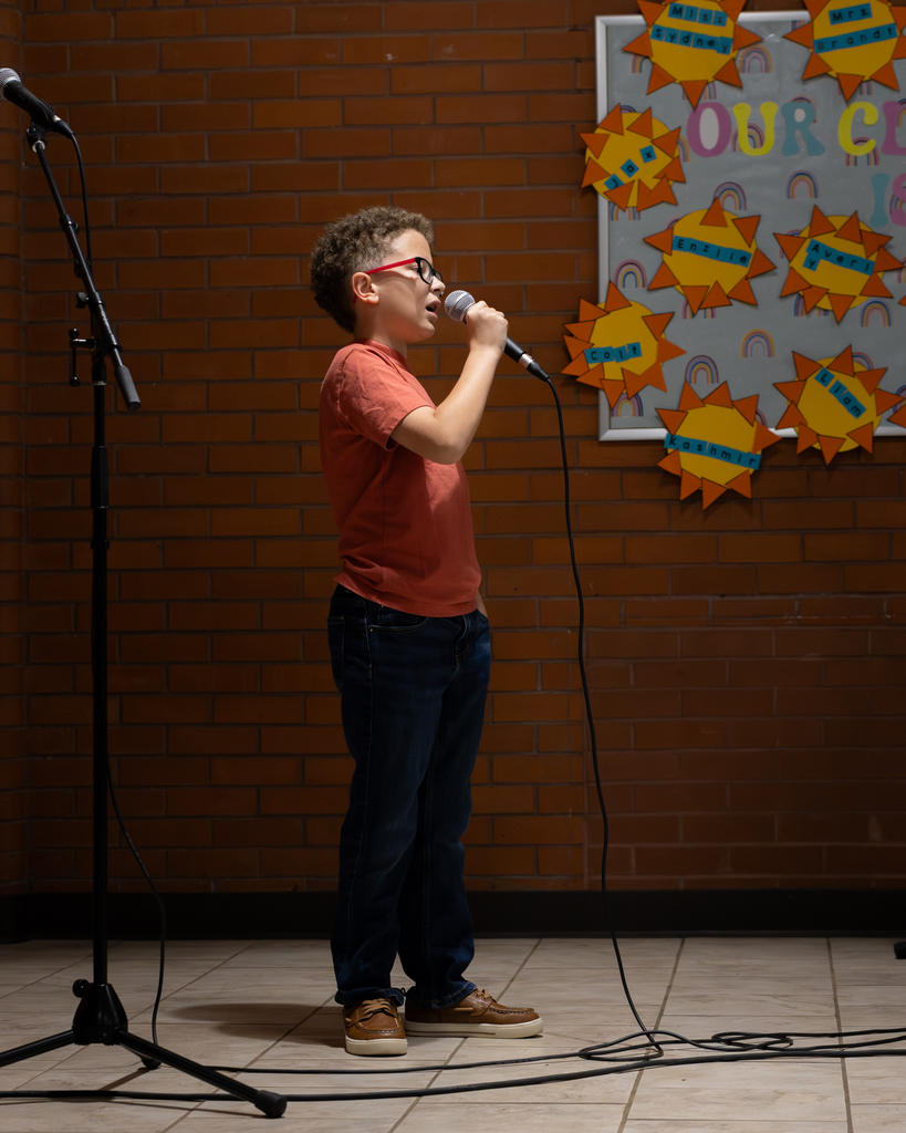 barrett mccreary singing at dinner theater