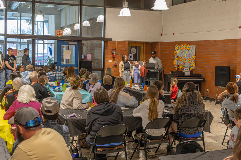 dinner theater crowd