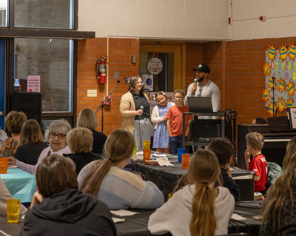 the mccreary family singing at dinner theater