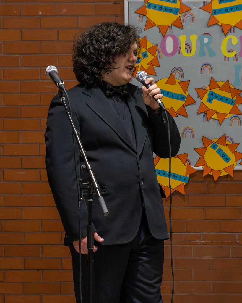 jonah walker singing at dinner theater