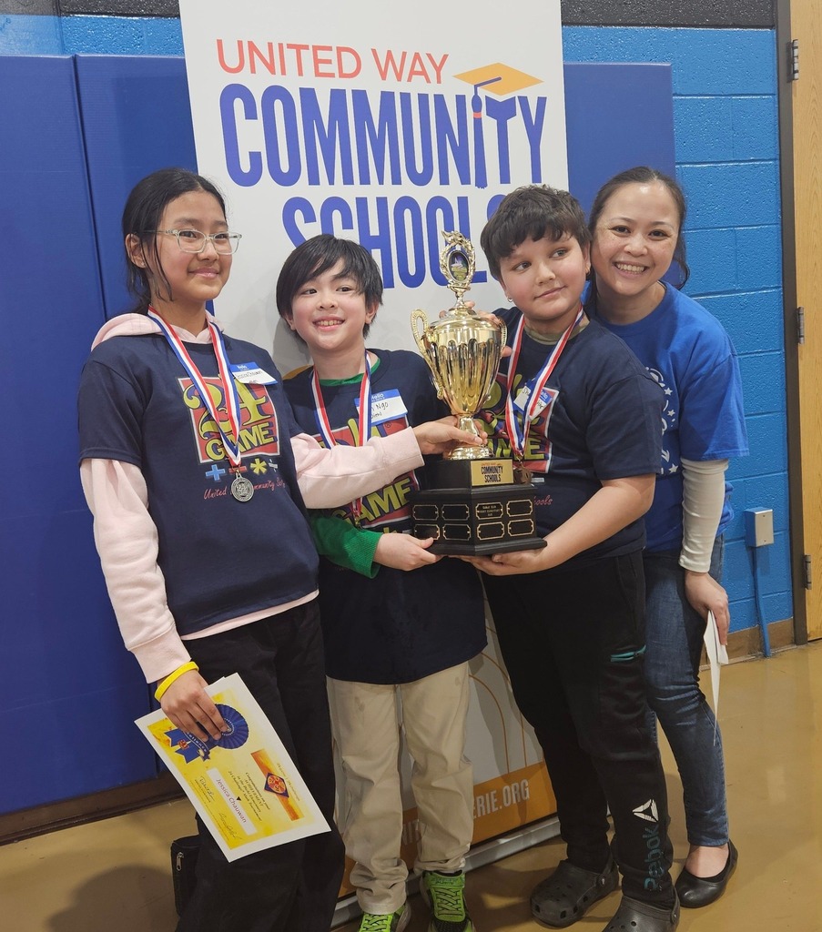 Women posing with the 3 finalists of the Challenge 24 tournament. 