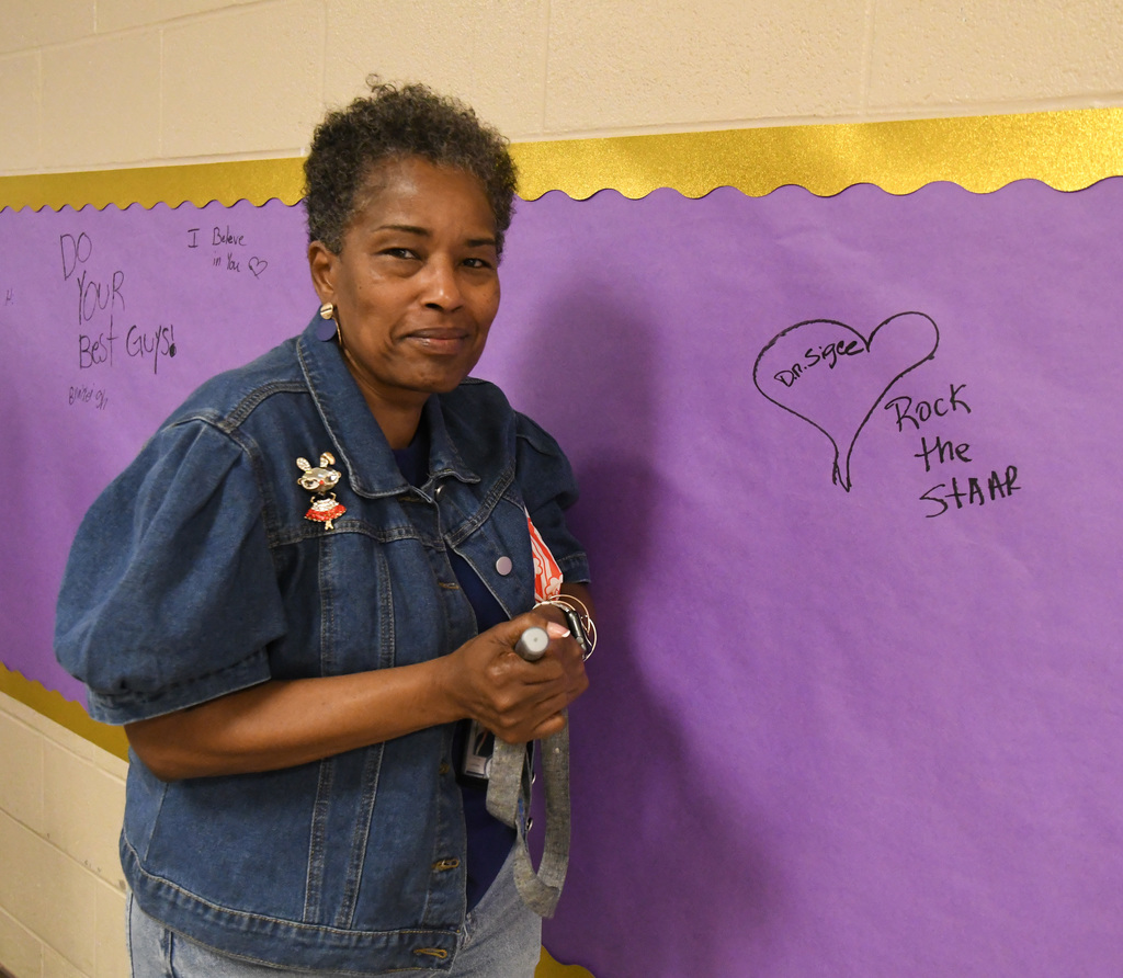 Superintendent Dr. Alicia Sigee leaving a supportive note for students