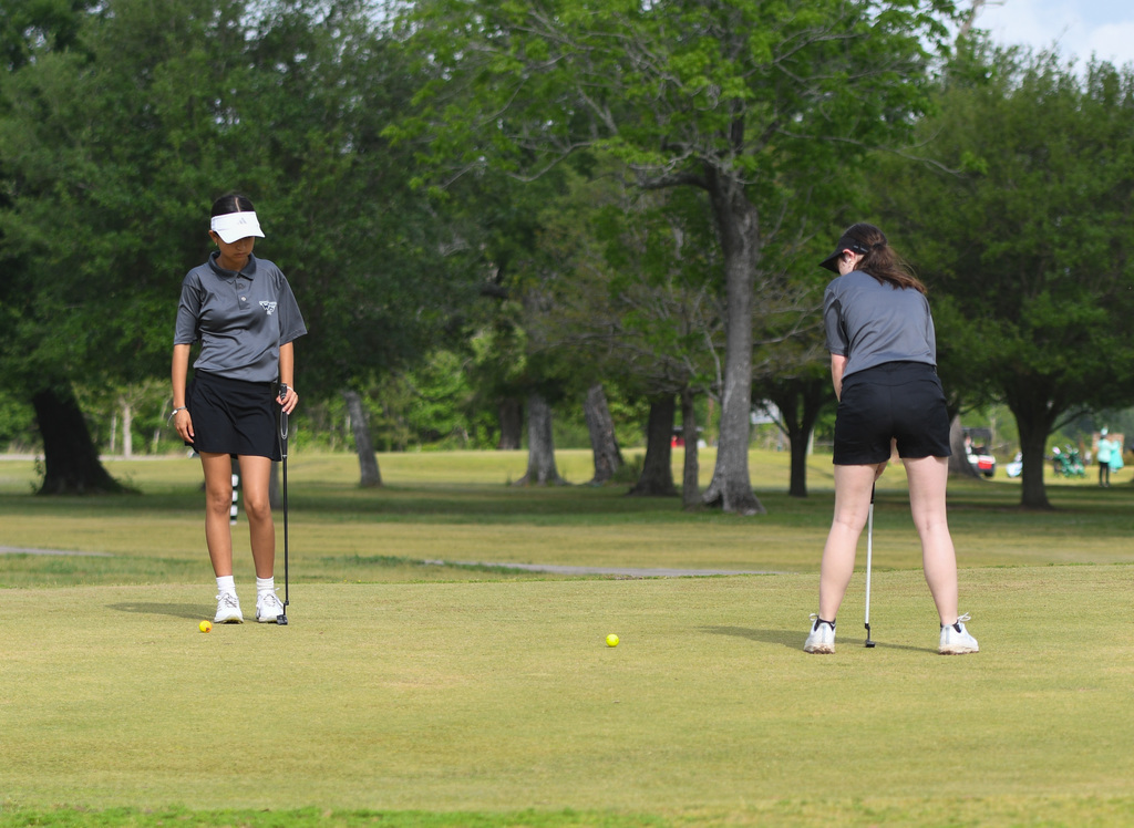 WOS JV Golf Team putting at hole