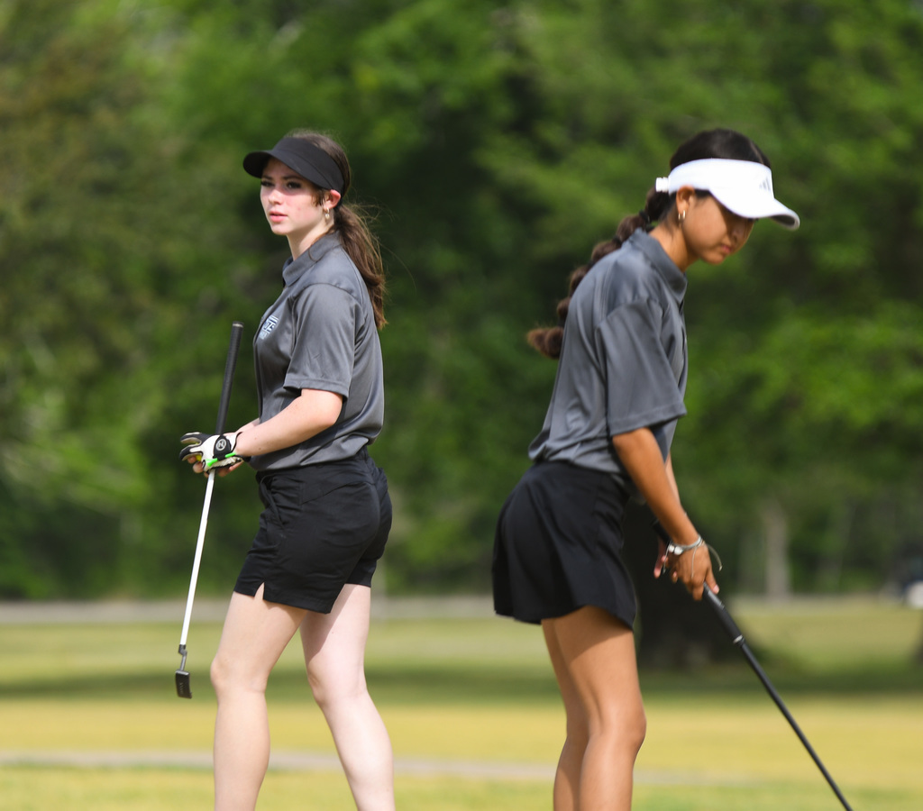 WOS JV Golf Team putting at hole