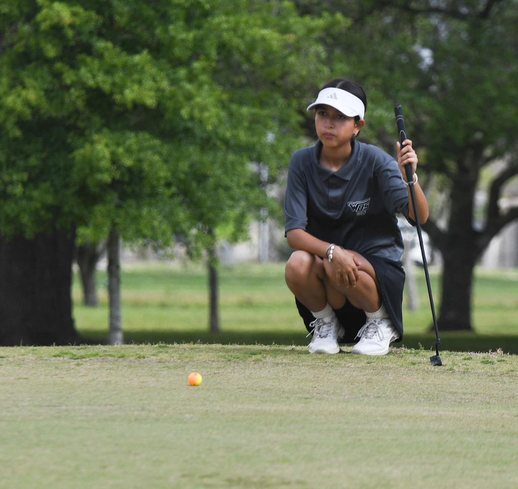 Abril eyeing the putting green before a shot