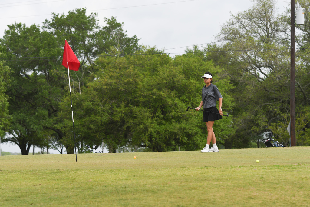 Abril watching her putt