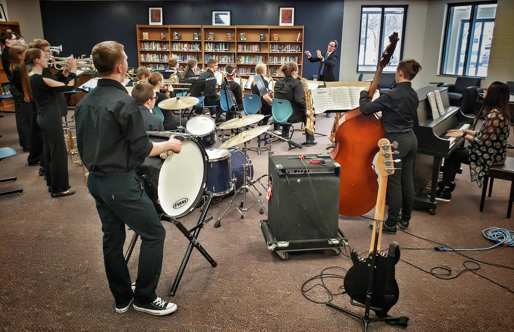 MPHS jazz band warms up for competition