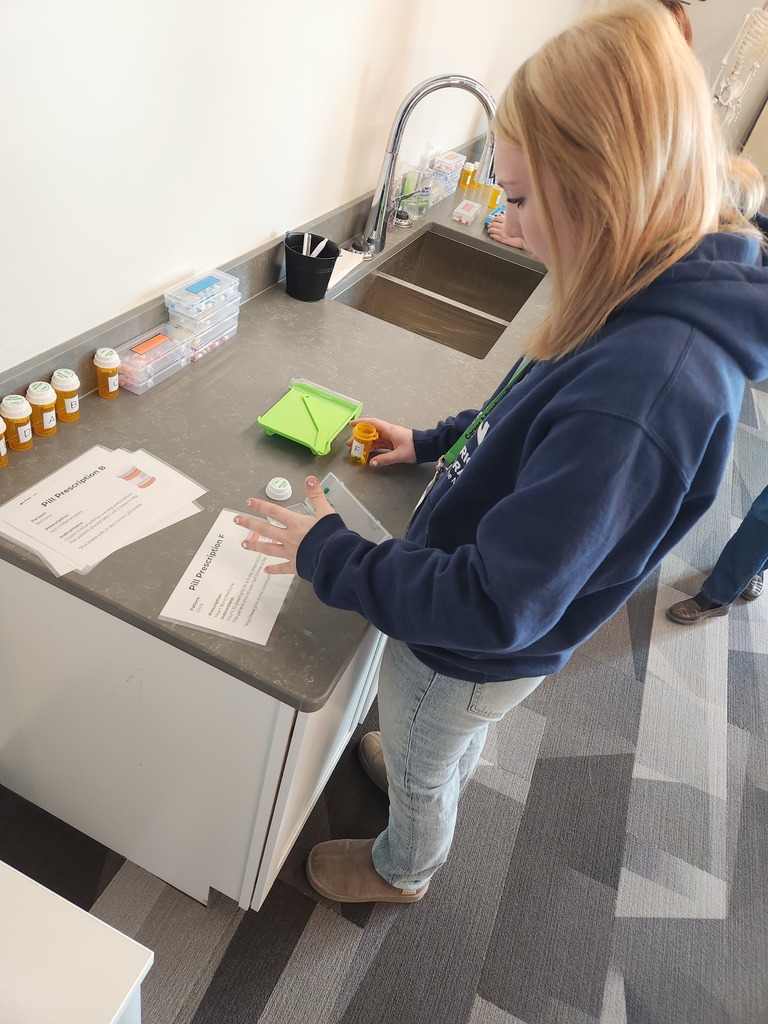 1 JAG student practicing their pharmacy skills to explore the pharmaceutical career