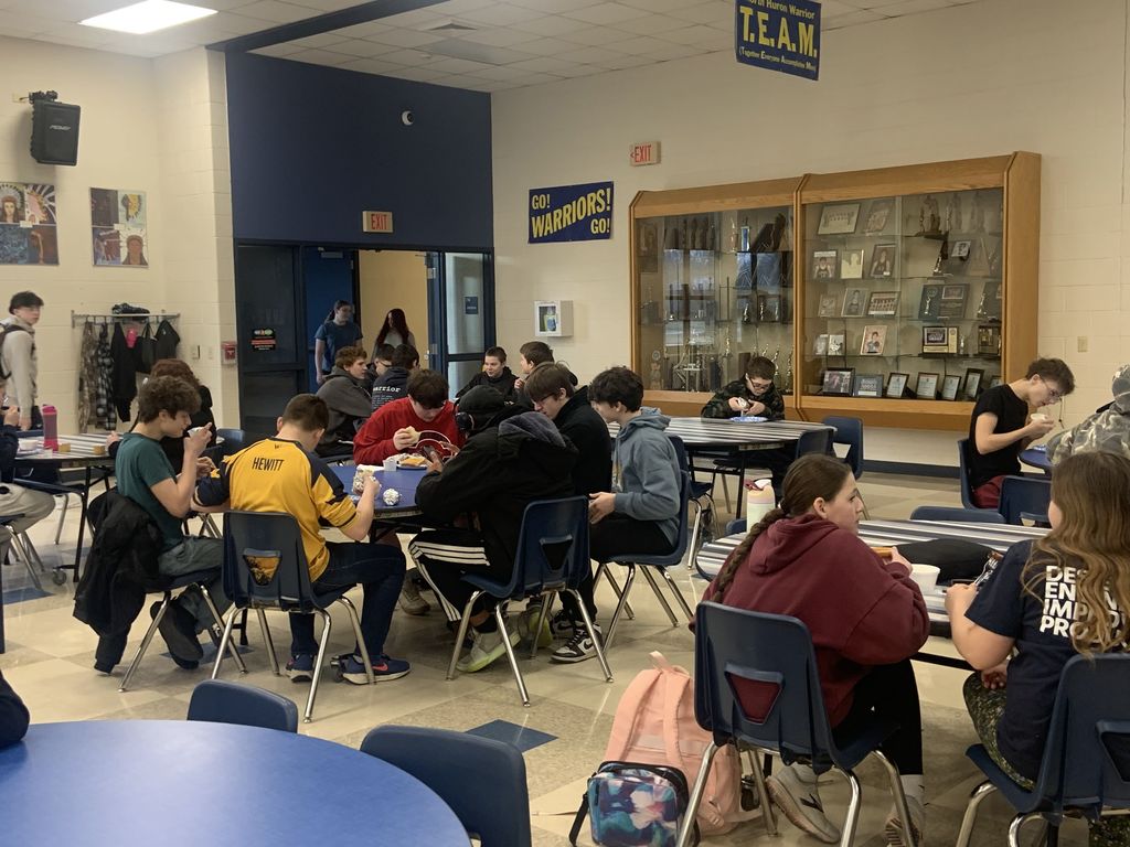 students eating breakfast