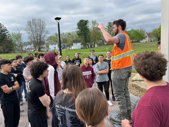 The head of the Kent State Field Study crew talking to a large group of students before they went to their stations
