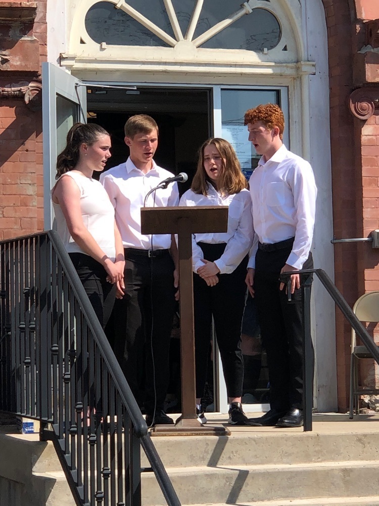 HIgh School students singing the National Anthem